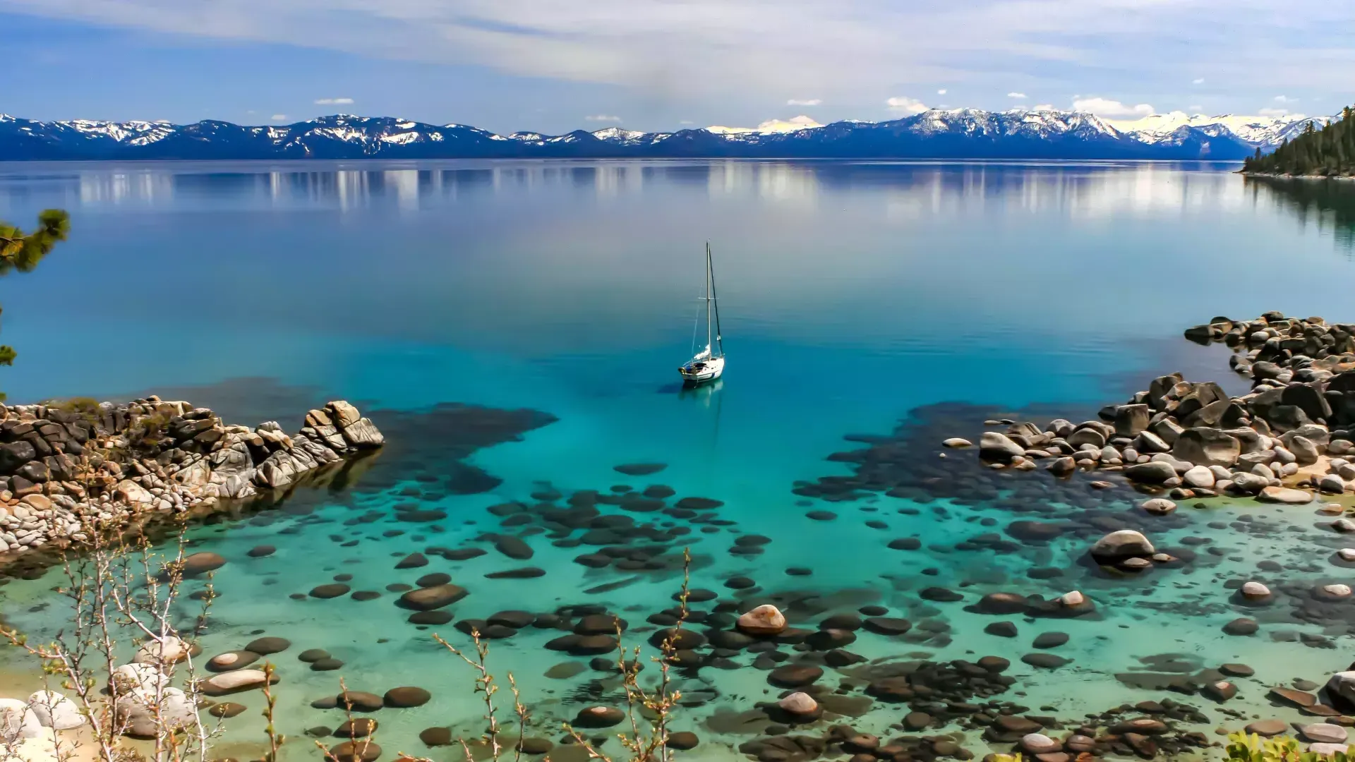 Acqua cristallina e azzurra del lago Tahoe