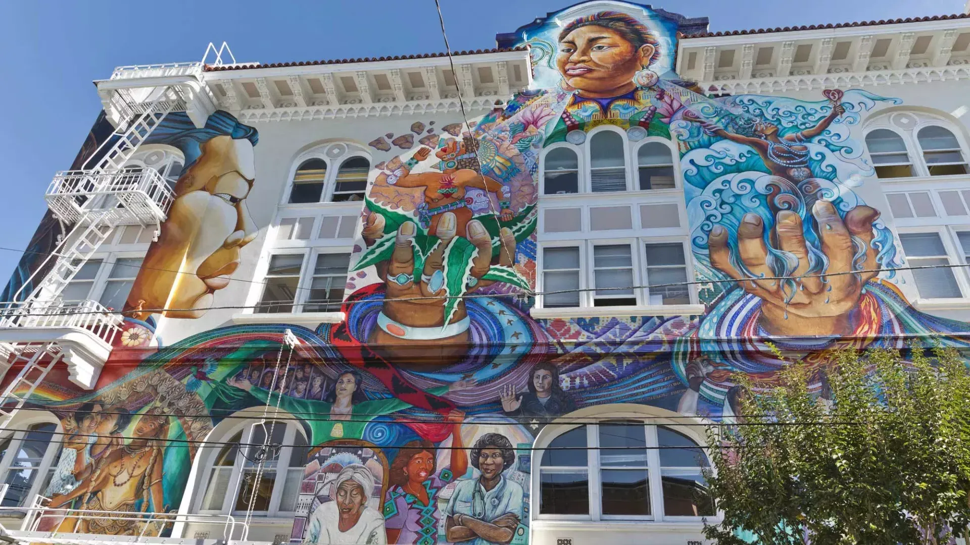 Un murale colorato e di grandi dimensioni ricopre la facciata del Women's Building nel Mission District di San Francisco.