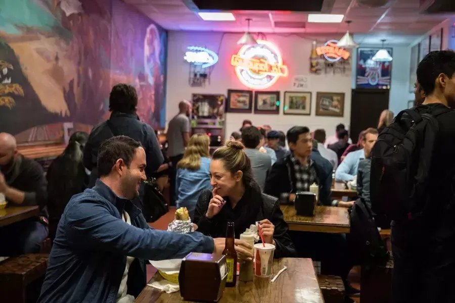 Les visiteurs dégustent une cuisine mexicaine authentique dans le quartier Mission de San Francisco.