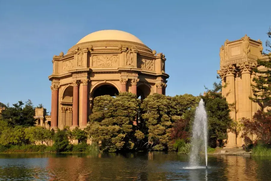 Exterior del Palacio de Bellas Artes, con su lago y fuente de agua.