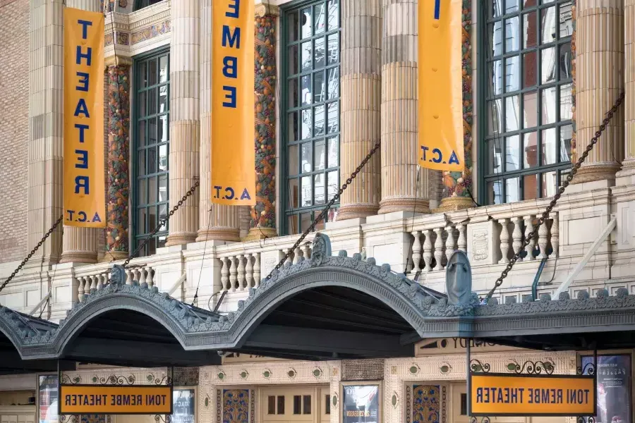 O exterior do Teatro Toni Rembe da ACT.